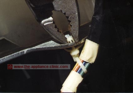 Release clip from motor mount